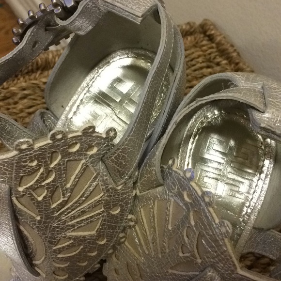 ⚡️Givenchy metallic leather lace heart block heels - Picture 13 of 16